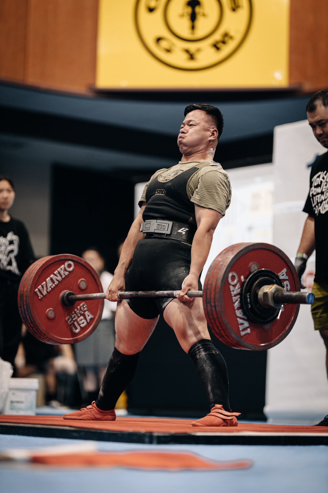 トレーニング中の濱田トレーナー